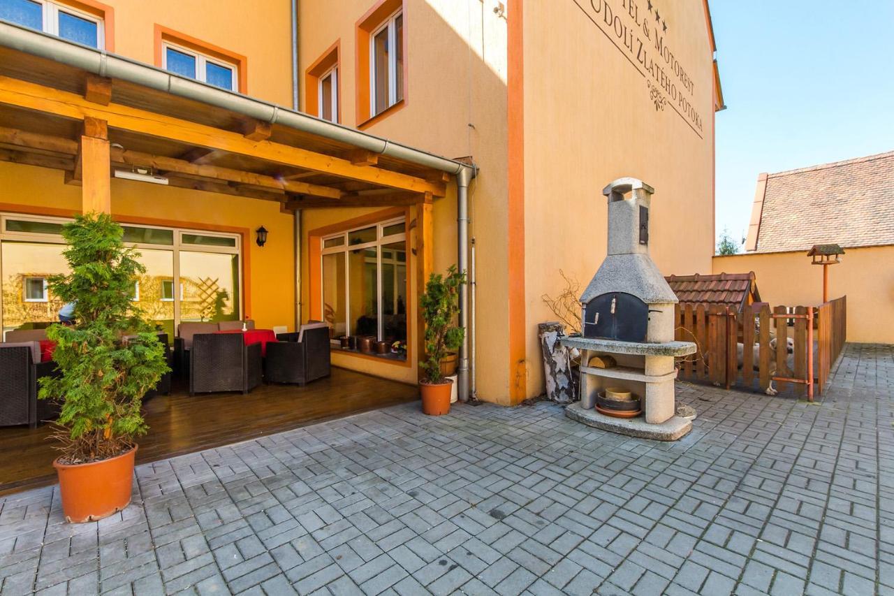 Hotel & Motorest V Udoli Zlateho Potoka Blsany 外观 照片